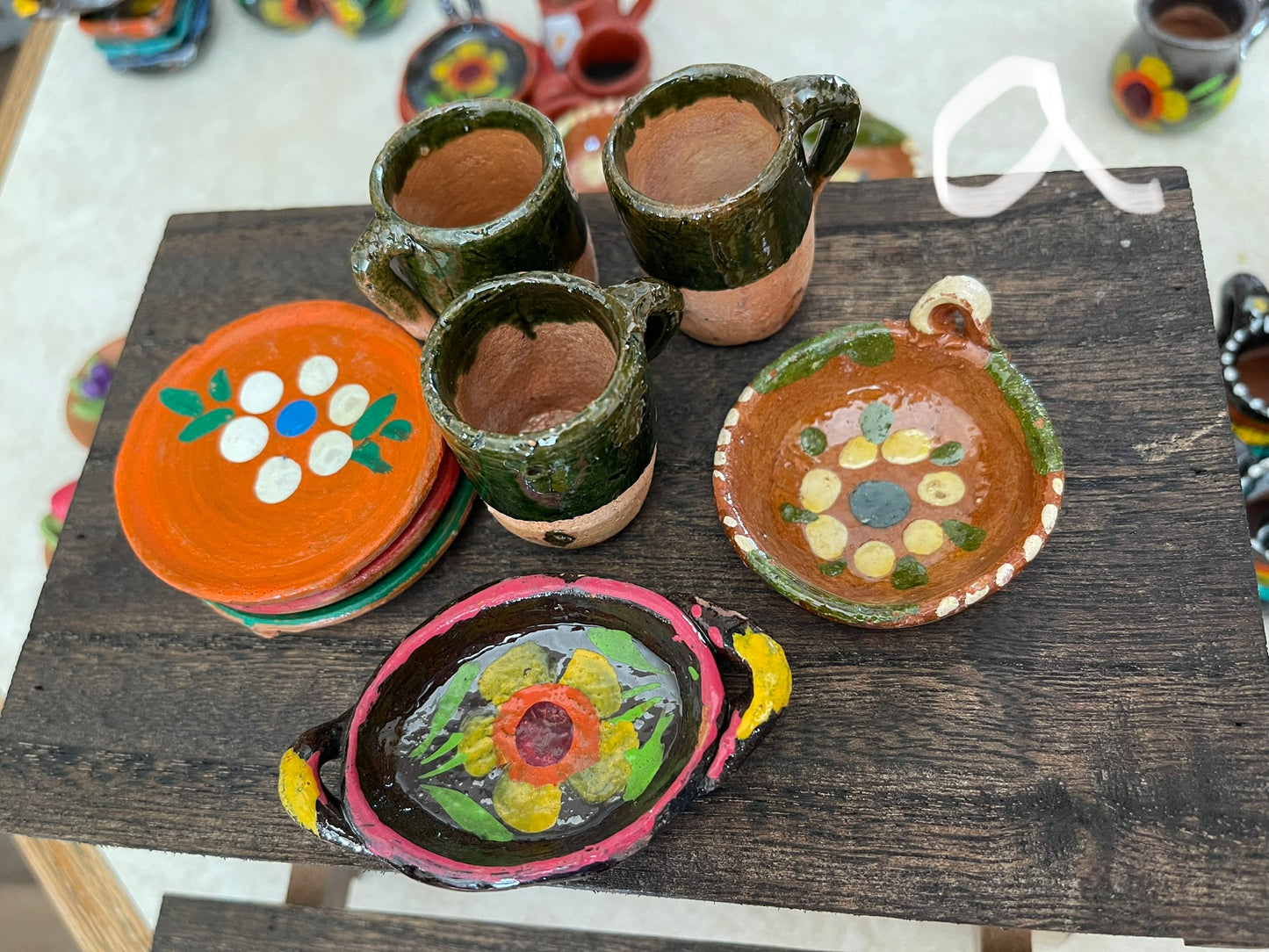 3- platos 3- tazas 2- cazuelas 2- cucharas